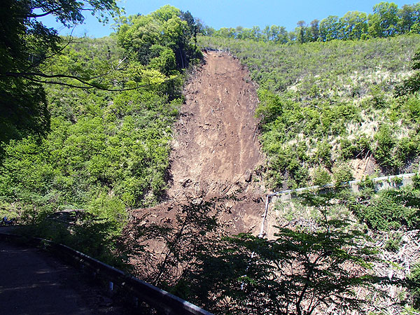 大規模な崖崩れ現場